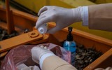 Cảnh sát giao thông đeo khẩu trang, găng tay, sát trùng máy đo nồng độ cồn